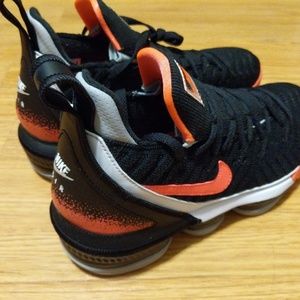 Nike LeBron XVI black
